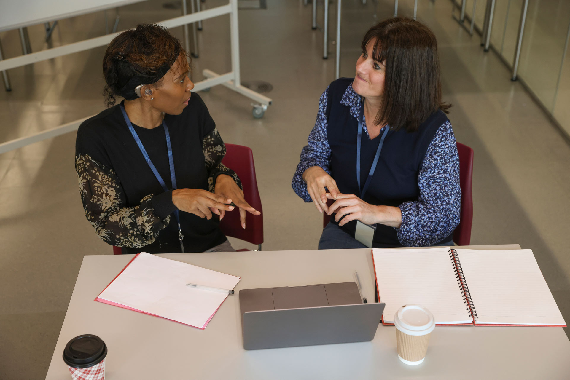 Iris SFI för vuxna som är döva | För dig som bor i Göteborg | Läs mer på Iris.se